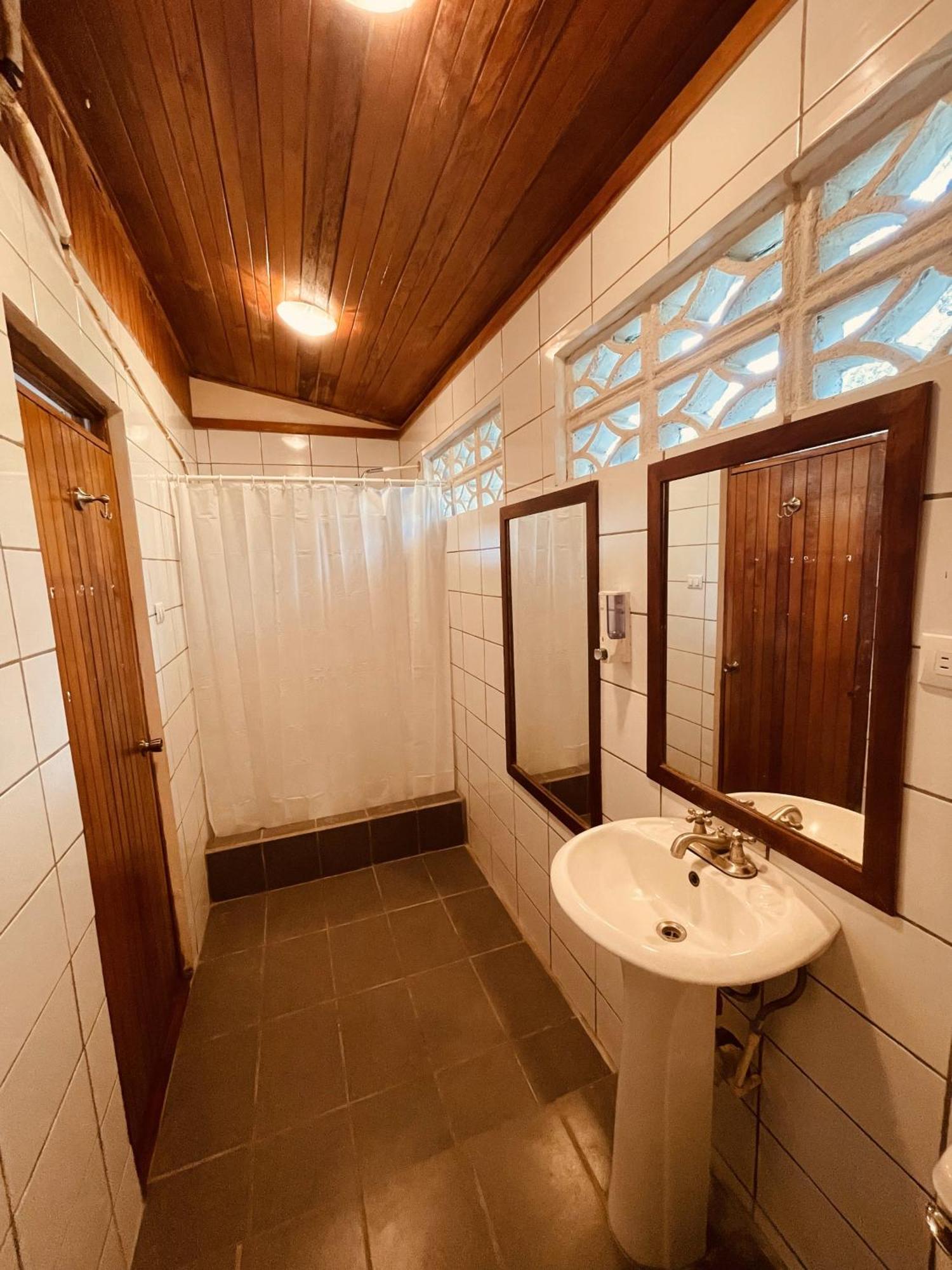 El Clan Hostel Puerto Viejo de Talamanca Eksteriør bilde